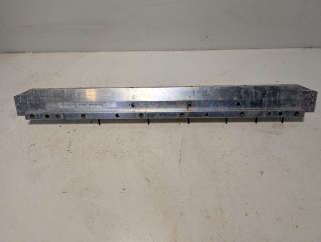 Балка радіатора нижня LR137900 LAND ROVER