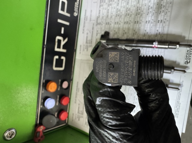 Форсунка дизельна в зборі, розпилювач + тримач A6510704987 MERCEDES
