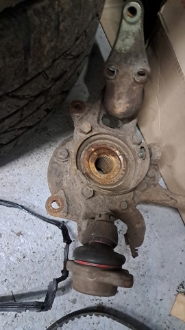 Цапфа поворотна права MR992378 MITSUBISHI