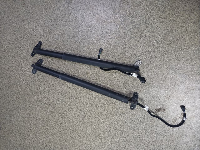 Амортизатор двері п'ятої Audi Q3