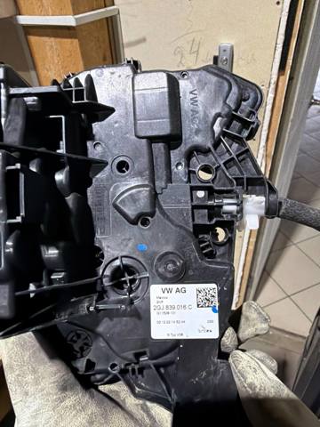 Замок задніх дверей, правих 2GJ839016C VAG