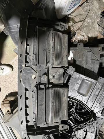 Накладка верхня передньої панелі/супорту радіатора 4M0807081 VAG