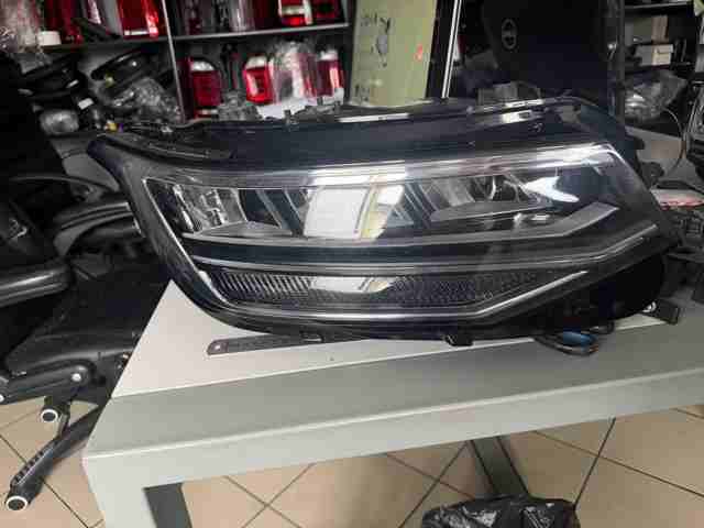 Фара правая 5NB941036C VAG