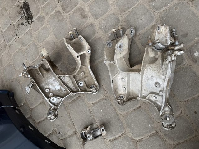 Кронштейн передньої балки 80A399295 VAG