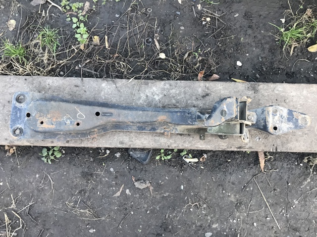 Балка кріплення двигуна 11240AV300 NISSAN