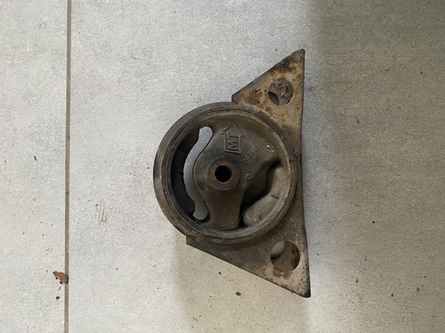 Подушка двигуна передня 112702F300 NISSAN
