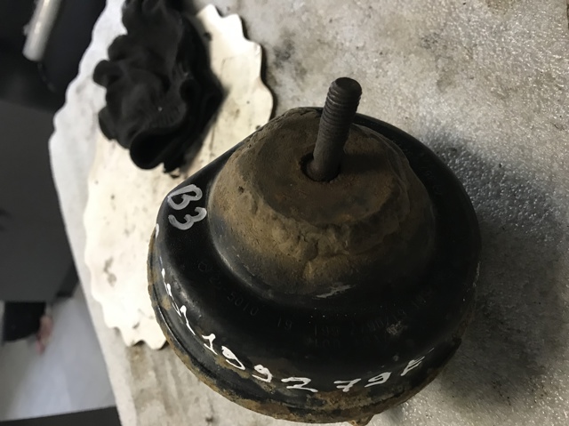 Подушка двигуна передня 191199279E VAG