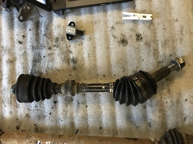 Піввісь передня, права 391004BA0C NISSAN