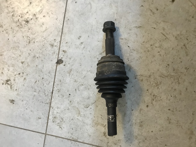 Привід правий 3910095F0C NISSAN
