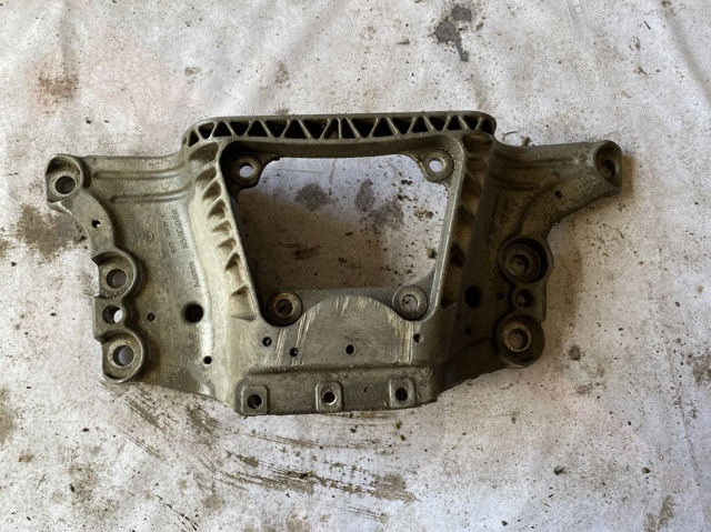 Кріплення коробки передач 4F0399263AD VAG