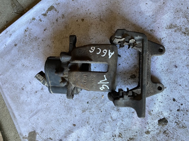 Задній гальмівний супорт лівий 4F0615403H VAG