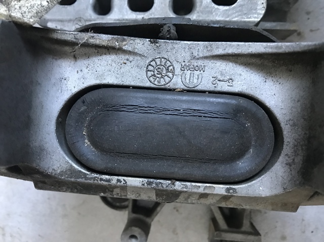 Права опора двигуна 68245567AA CHRYSLER