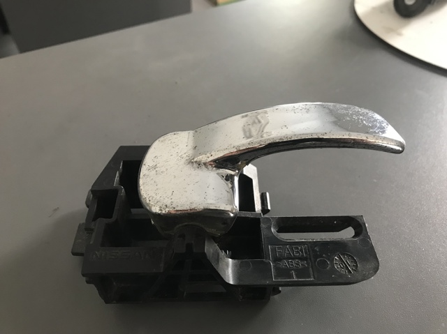 Ручка передньої двері внутрішня права 80670JD08449 NISSAN