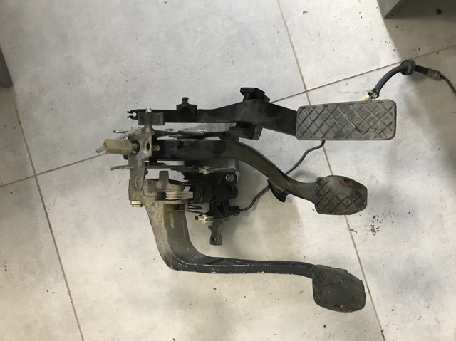 Педаль і привід управління зчепленням Audi A6 C5