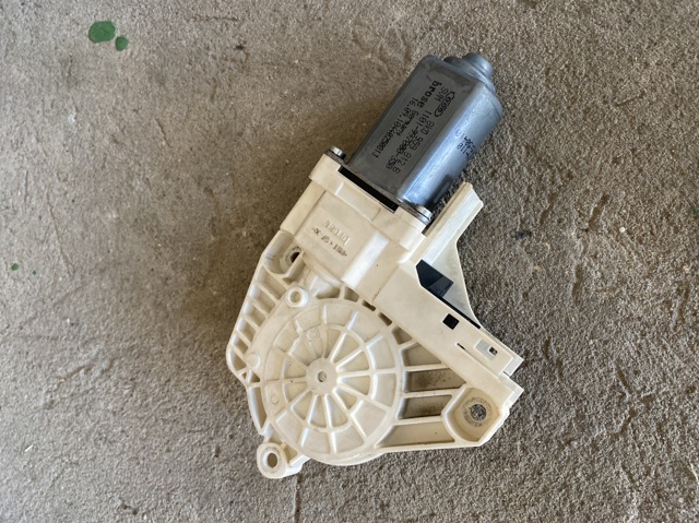 Моторчик склопідйомника двері задніх, правих 8K0959812B VAG