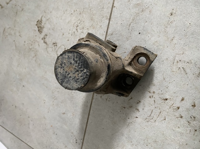 Права подушка двигуна GA2E39060D MAZDA