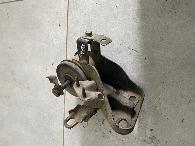 Ліва подушка двигуна GE4T39070A MAZDA