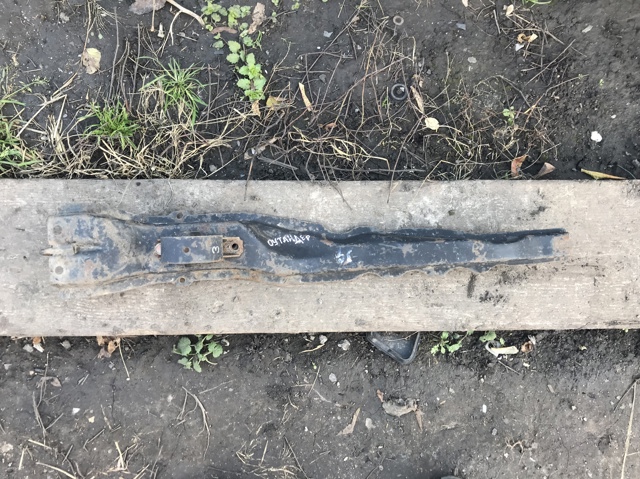 Підрамник двигуна MR589557 MITSUBISHI
