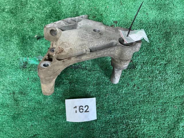 Кронштейн подушки (опори) двигуна, правої 04L199207 VAG