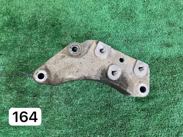 Кронштейн подушки (опори) двигуна, лівої 1K0199117 VAG