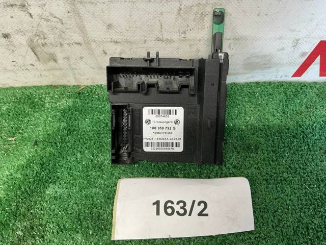 Двигун склопідіймача двері передньої, правої 1K0959792G VAG