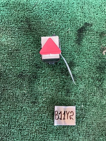 Кнопка включення аварійної сигналізації Volkswagen Passat B6