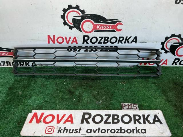 Решітка переднього бампера, центральна 3T0853677 VAG