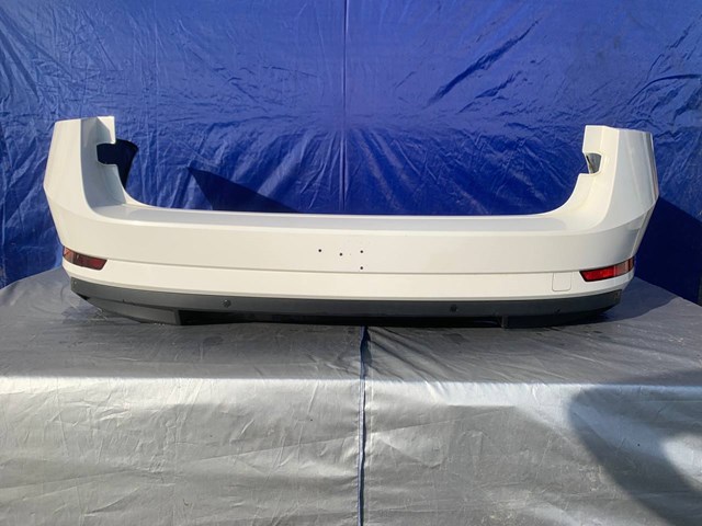 Бампер задній 3V9807421 VAG