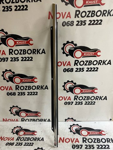 Накладка заднього скла, права 4L0853764A VAG