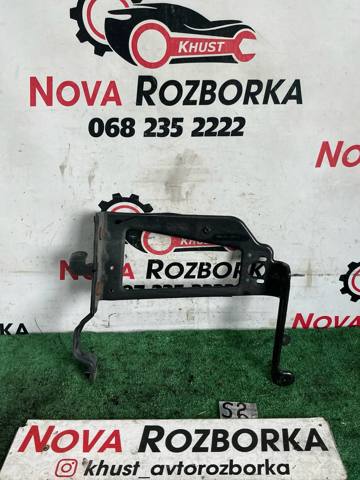 Кронштейн радіатора правий 4M0121262Q VAG