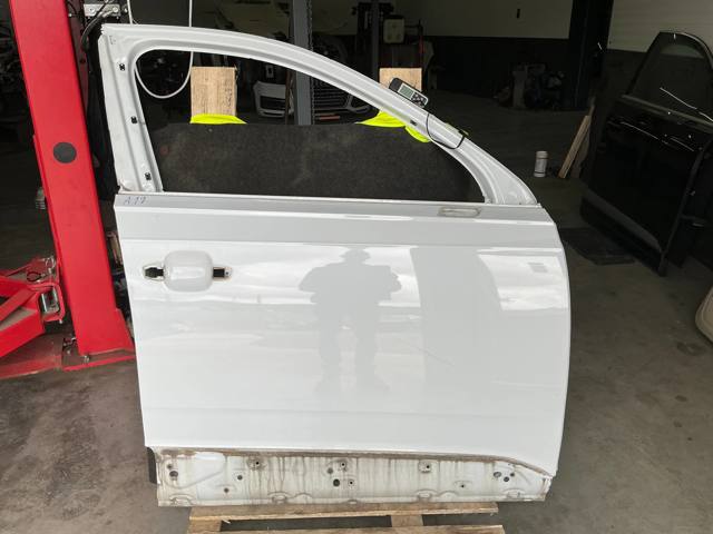 Пасажирські передні двері 4M0831052F VAG