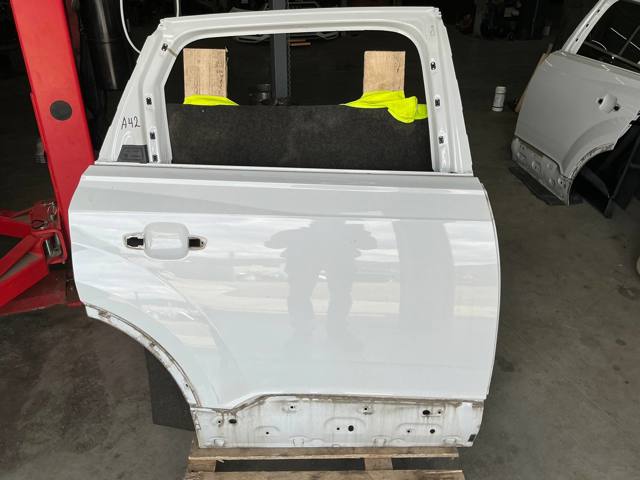 Двері пасажирські задні праві 4M0833052E VAG