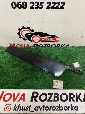 Накладка передніх дверей, правої, вертикальної 5E0837902 VAG