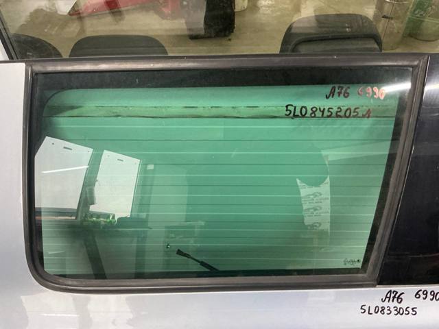 Скло заднє ліве 5L0845205A VAG