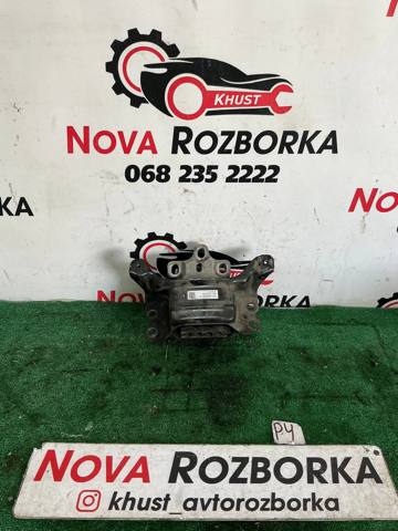 Подушка (опора) двигуна, ліва 5Q0199555AD VAG