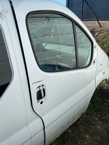 Пасажирські передні двері 7751478601 OPEL