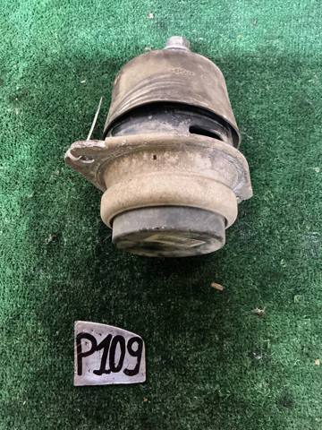 Подушка (опора) двигуна лів./прав. 7L6199131A VAG