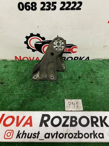 Кронштейн подушки (опори) двигуна, правої 7L6199308B VAG