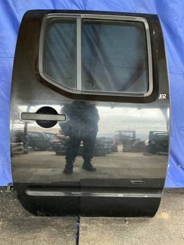 Двері пасажирські задні праві 82100EB332 NISSAN