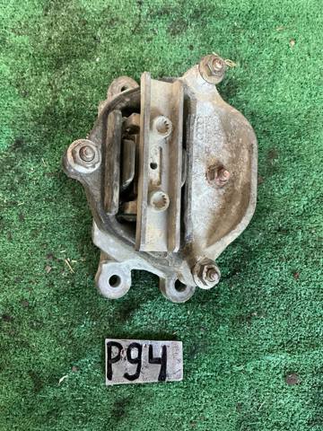 Кріплення подушки коробки передач 8K0399151 VAG