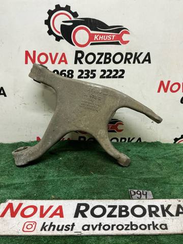 Важіль задньої підвіски нижній, правий 8R0505312B VAG