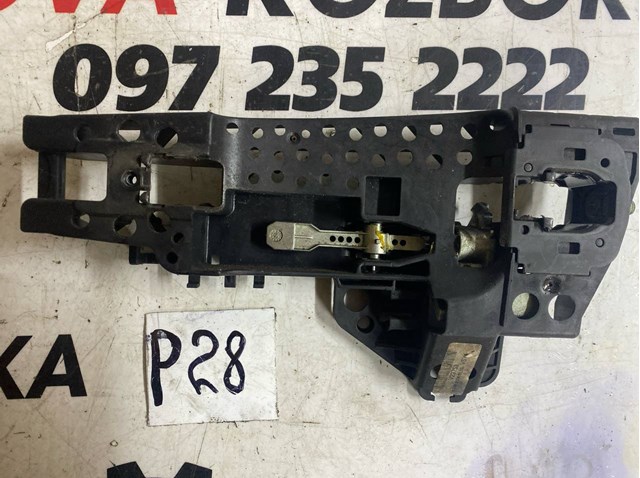 Тримач зовнішньої ручки дверей, задніх лівих 8T0837885A VAG
