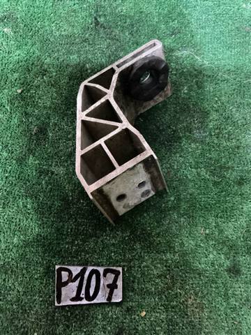 Кронштейн радіатора нижній A2055014120 MERCEDES