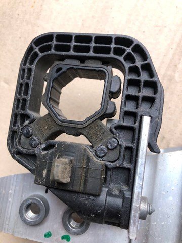 Подушка радіатора охолодження, нижня 17119895624 BMW