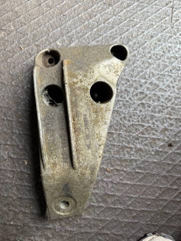 Кронштейн подушки (опори) двигуна, лівої 22116794167 BMW