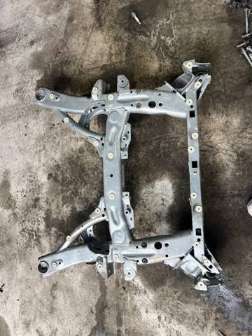 Підрамник передньої підвіски 31106883131 BMW