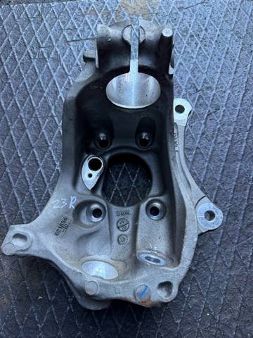 Цапфа поворотна права 31216877144 BMW