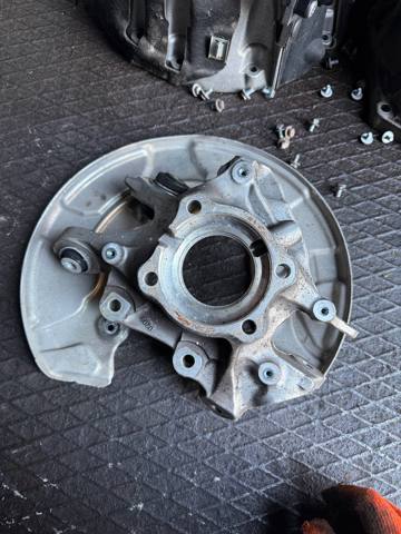 Цапфа поворотна права 33306899304 BMW