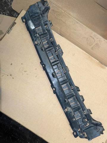 Кронштейн бампера заднього, центральний 51127400674 BMW