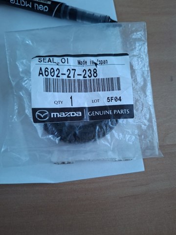 Сальник півосі переднього моста, правої A60227238 MAZDA